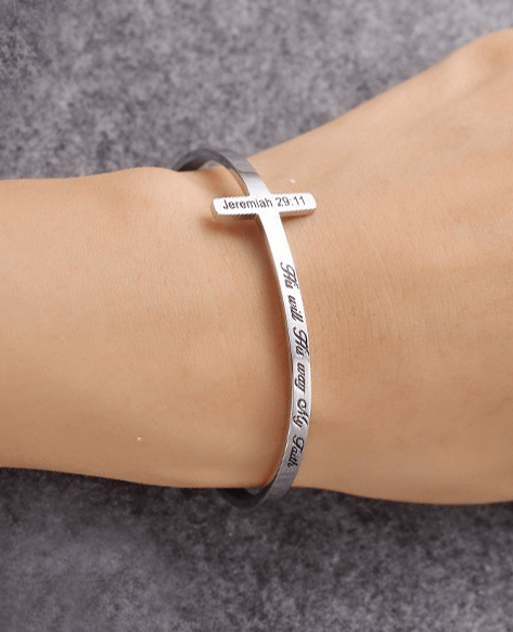Sfeer foto van christelijke armband met tekst uit Jeremiah 19.11